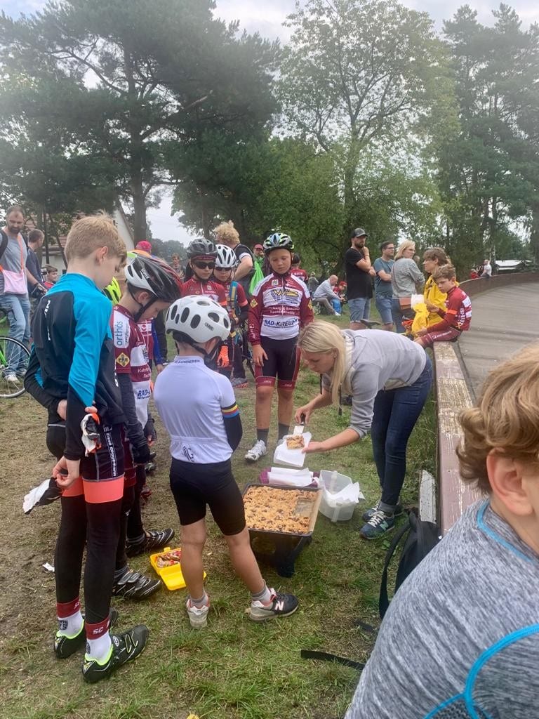 13 09 2021 Fredersdorf Am Ende gab es noch für jeden ein Stück Kuchen Fotograf SC Berlin Abt Radsport
