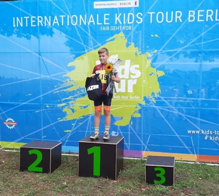 Neben der offiziellen Kids Tour fanden auch wieder Fette Reifen Rennen (ohne Rennrad) statt. Sportlerinnen und Sportler, die noch neu dabei sind, also noch keine Lizenz haben, können hier schon erste Wettkampferfahrungen im Radsport sammeln. Unser U11-Neuzugang Nikita Maslii konnte bei diesen beiden Rennen sein Können unter Beweis stellen und wurde jeweils Erster. Pepe Kniep und Mia Radanovic folgten Nikita beim zweiten Rennen am Kaufpark Eiche auf den Plätzen 2 und 3.