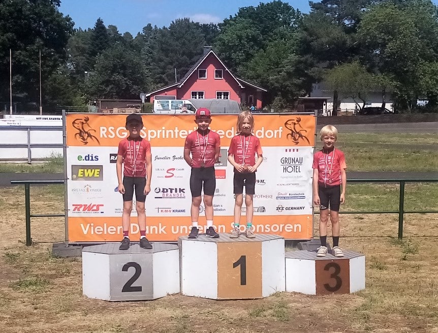 Fredersdorf Anfaenger U9 1 Plaetze Lena Grundei und Jasper Walther 2 Platz Levin Arendt 3 Platz Theodor Puehs