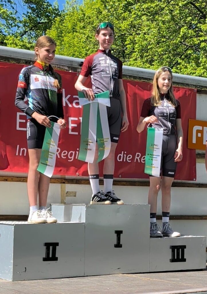 Finsterwalde U13w 1 Platz Kaja Gellner 3 Platz Romy Hoppe